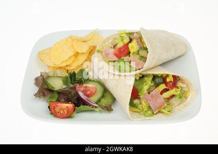 Speck, Salat und Tomatenpackungen mit Salat und Kartoffelchips auf einem Teller, der gegen Weiß isoliert ist Stockfoto