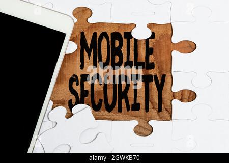 Handschriftschild Mobile Security. Geschäftsansatz Schutz von Mobiltelefonen vor Bedrohungen und Schwachstellen Aufbau eines unfertigen weißen Puzzles Stockfoto