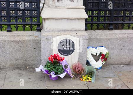 London, Großbritannien. September 2021. Im Memorial to PC Keith Palmer auf dem Parliament Square lagen florale Ehrungen und Kränze. Stockfoto