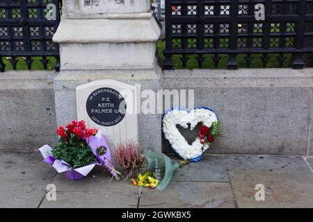 London, Großbritannien. September 2021. Im Memorial to PC Keith Palmer auf dem Parliament Square lagen florale Ehrungen und Kränze. Stockfoto