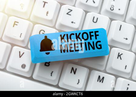 Handschriftentext Kickoff Meeting. Geschriebenes Wort zur Sonderdiskussion über die rechtlichen Aspekte des Projekts Schreiben von Kommentaren zu Einem Social-Media-Beitrag Stockfoto