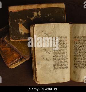 Stapel offener alter Bücher auf Arabisch. Alte arabische Manuskripte und Texte. Draufsicht Stockfoto