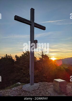 Gipfelkreuz auf dem Schneelhorn im zürcher oberland. Herbstaufgang. Tolles Wandergebiet in der Schweiz. Hügel, Sonne Stockfoto