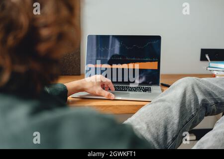 Bärtiger Hipster, der mit dem Aktienmarkt zusammenarbeitet und den Wertpapiertrend analysiert. Geschäftsmann Händler investieren in Online-Welt Börse Stockfoto