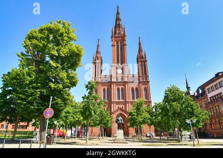 Wiesbaden, Deutschland - Juli 2021: Neugotische evangelische Kirche mit dem Namen „Marktkirche“ Stockfoto