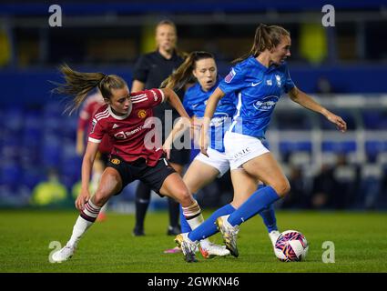 Ella Toone von Manchester United (links) und Lucy Whipp von Birmingham City kämpfen während des Spiels der FA Women's Super League in St. Andrew's, Birmingham, um den Ball. Bilddatum: Sonntag, 3. Oktober 2021. Stockfoto