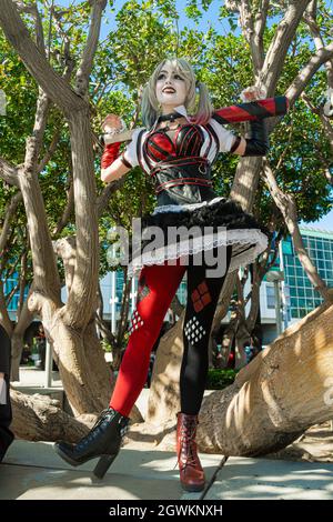 Teilnehmer mit Harley Quinn auf der Comic Con in Los Angeles, CA, USA Stockfoto