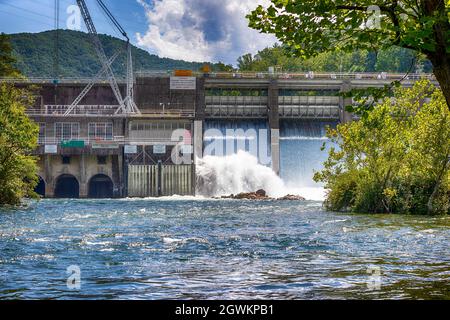 Der Wilbur-Staudamm ist der zweitälteste Staudamm in Tennessee, der am Watauga River liegt. Stockfoto