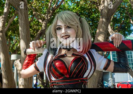 Teilnehmer mit Harley Quinn auf der Comic Con in Los Angeles, CA, USA Stockfoto