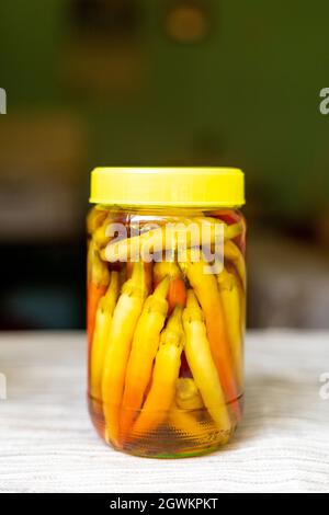 Fermentierte Chilischoten in einem Glas. Winterkonserviertes Essen Stockfoto