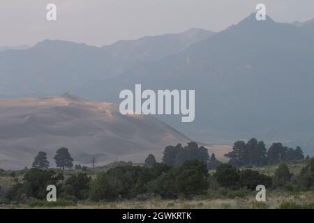 Rauch von kalifornischen Waldbränden erzeugt diesen Dunst, der die Berge des Sangre de Cristo, die an den Park angrenzt, verdeckt. Stockfoto