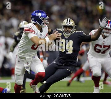 New Orleans, Usa. Oktober 2021. Das Verteidigungsende der Heiligen von New Orleans Cameron Jordan (94) setzt sich am Sonntag, den 3. Oktober 2021, beim Caesars Superdome in New Orleans unter Druck mit dem Quarterback von New York Giants Daniel Jones (8). Foto von AJ Sisco/UPI. Kredit: UPI/Alamy Live Nachrichten Stockfoto