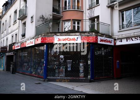 Aufgrund des Coronavirus wurden in Supermärkten, Geschäften, Restaurants, Bars, Cafés, Pubs und andere Orte im ganzen Land. Frankreich. Stockfoto