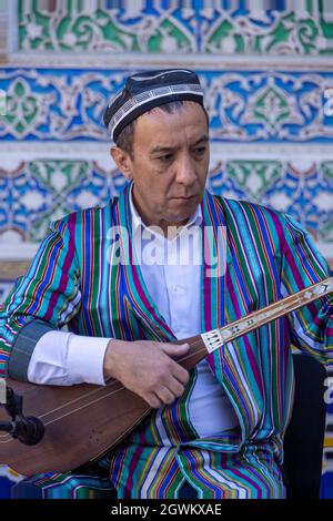 Musiker, die für Konferenzteilnehmer im Staatlichen Museum für angewandte Kunst Usbekistans, Taschkent, Usbekistan, auftreten Stockfoto