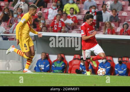 Darwin Núñez von SL Benfica und Ronald Araújo vom FC Barcelone während des UEFA Champions League-, Gruppen-, Gruppen-E-Fußballspiels zwischen SL Benfica und dem FC Barcelona am 29. September 2021 im Stade de Luz, Lissabon, Portugal - Foto Laurent Lairys / DPPI Stockfoto