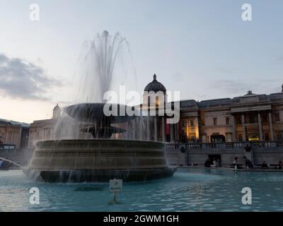 London, Greater London, England, 21 2021. September: Brunnen und Nationalgalerie am Trafalgar Square bei Nacht Stockfoto