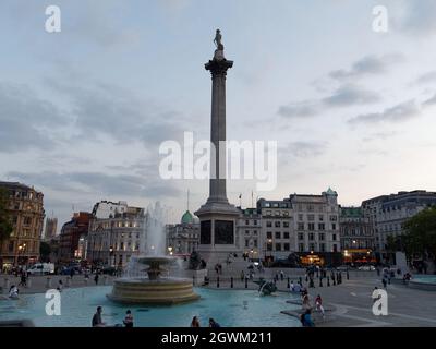 London, Greater London, England, 21 2021. September: Trafalgar Square in der Abenddämmerung mit Nelsons-Säule und einem Brunnen im Vordergrund. Stockfoto