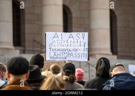 Demonstration gegen Coronavirus-Impfungen vor dem Parlamentsgebäude in Helsinki, Finnland Stockfoto