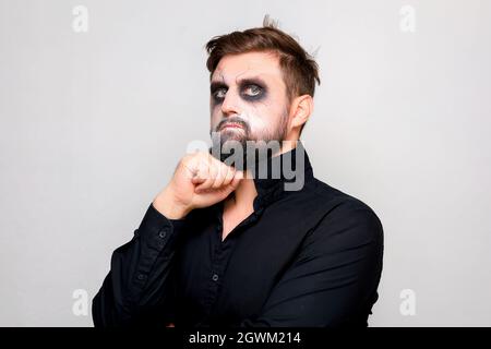 halloween Make-up bärtiger Mann posiert vor der Kamera Stockfoto