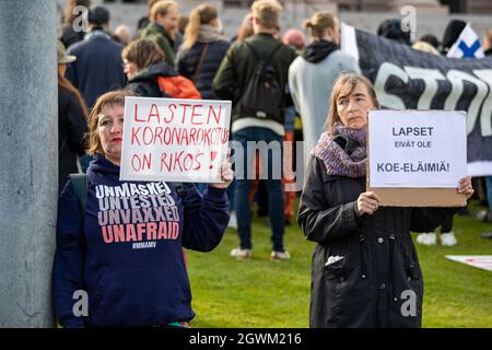 Frauen protestieren vor dem Parilament House in Helsinki, Finnland, gegen die Impfung von Kindern Stockfoto