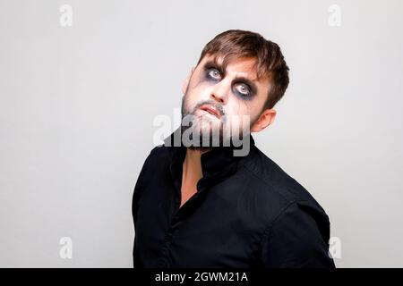 halloween Make-up bärtiger Mann posiert vor der Kamera Stockfoto