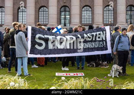 Demonstration gegen die Coronaimpfung von Kindern vor dem Parlamentsgebäude in Helsinki, Finnland Stockfoto