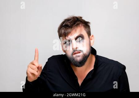 halloween Make-up bärtiger Mann posiert vor der Kamera Stockfoto
