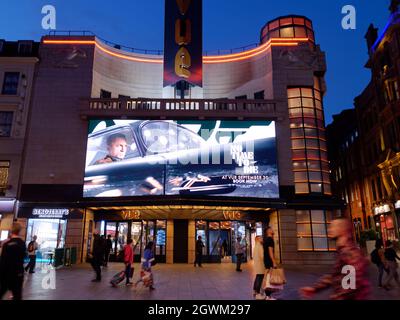 London, Greater London, England, September 21 2021: No Time to die Bond Film wird im Vue Cinema auf dem Leicester Square nachts als Fußgänger beworben Stockfoto