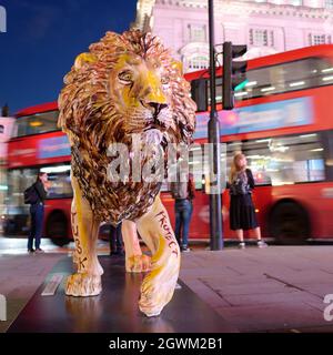 London, Greater London, England, 21 2021. September: Tusk Lion Trail Löwenstatuen in der Nacht im Piccadilly Circus wird diese Statue nicht liegender Löwe b genannt Stockfoto