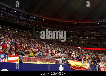 Atletico de Madrid Fans während des Fußballspiels der spanischen Meisterschaft La Liga zwischen Atletico de Madrid und dem FC Barcelona am 2. Oktober 2021 im Wanda Metropolitano Stadion in Madrid, Spanien - Foto: Oscar Barroso/DPPI/LiveMedia Stockfoto