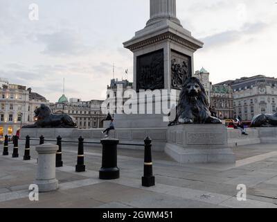 London, Greater London, England, September 21 2021: Löwenstatuen am Fuße der Nelsons-Säule auf dem Trafalgar Square. Stockfoto