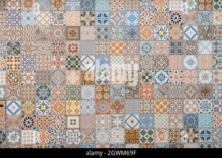 Farbenfrohes Fliesenmuster, Patchwork-Design aus portugiesischen Fliesen Stockfoto