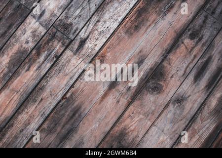 Alter Holzboden mit schrägen Dielen. Hintergrund, Textur Stockfoto