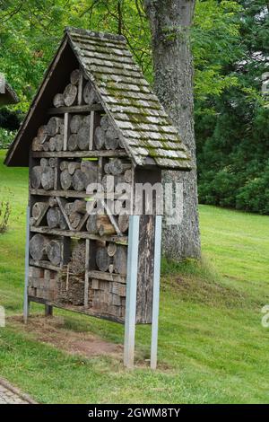 Eine vertikale Aufnahme eines handgefertigten Insektenhotels im Garten Stockfoto