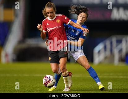 Ella Toone von Manchester United (links) und Lucy Quinn von Birmingham City kämpfen während des Spiels der FA Women's Super League in St. Andrew's, Birmingham, um den Ball. Bilddatum: Sonntag, 3. Oktober 2021. Stockfoto