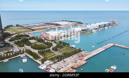 Eine Luftaufnahme des Navy Pier in der Innenstadt von Chicago in Richtung Lake Michigan. Stockfoto