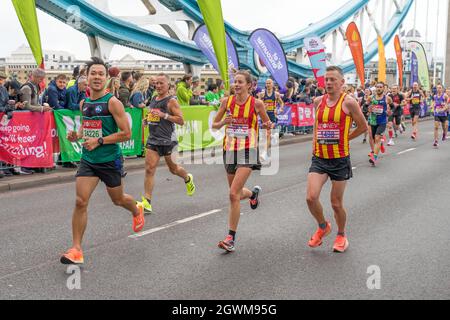 Läufer, die den 41. London Marathon absolvieren, laufen über die Tower Bridge. London - 3. Oktober 2021 Stockfoto