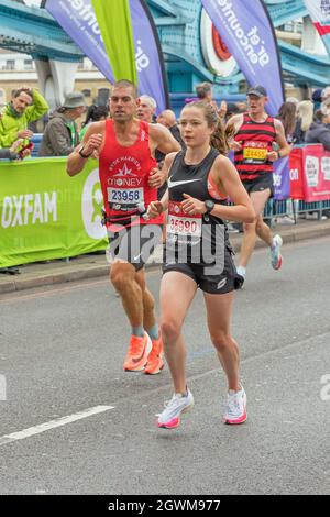 Läufer, die den 41. London Marathon absolvieren, laufen über die Tower Bridge. London - 3. Oktober 2021 Stockfoto