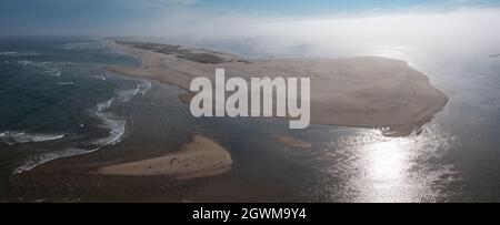 Das kalte, mit Nährstoffen gefüllte Wasser des Atlantiks spült an einen malerischen, nebligen Strand in Chatham, Cape Cod, Massachusetts. Stockfoto