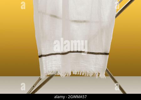 Kerala White Cotton Badetuch Oder Thorthu Aufhängen Auf Stoffständer Für Trocken. Selektiver Fokus Stockfoto