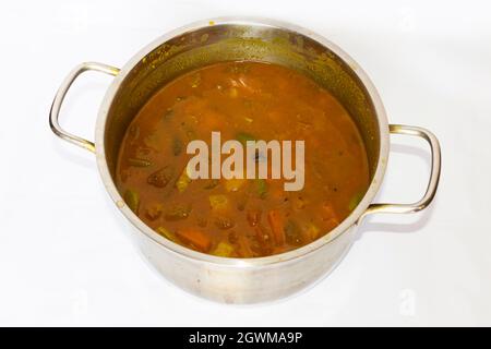 Spezielle Kerala Stil Sambar Curry In Stahl Utensil.Hintergrund Weiß Und Selektive Fokus Stockfoto