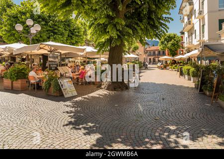 Stresa, Piemont, Italien - 14. Juni 2018: Besucher und Besucher des historischen Zentrums von Stresa, Verbania Stockfoto