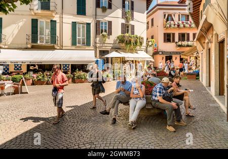 Stresa, Piemont, Italien - 14. Juni 2018: Besucher und Besucher des historischen Zentrums von Stresa, Verbania Stockfoto