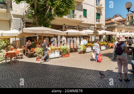 Stresa, Piemont, Italien - 14. Juni 2018: Besucher und Besucher des historischen Zentrums von Stresa, Verbania Stockfoto