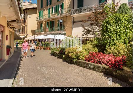 Stresa, Piemont, Italien - 14. Juni 2018: Besucher und Besucher des historischen Zentrums von Stresa, Verbania Stockfoto