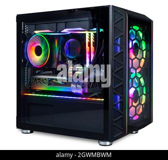 Schwarzer Gaming-pc mit Glasfenstern und farbenfroher, heller rgb-Regenbogen-LED-Beleuchtung auf weißem Hintergrund isoliert Stockfoto
