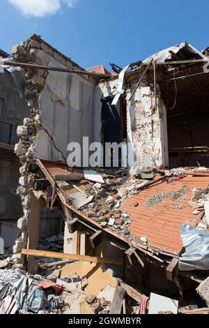 Zerstörte Häuser in der aserbaidschanischen Stadt Ganja nach dem armenischen Raketenangriff im Oktober 2020. Kriegsergebnisse Stockfoto