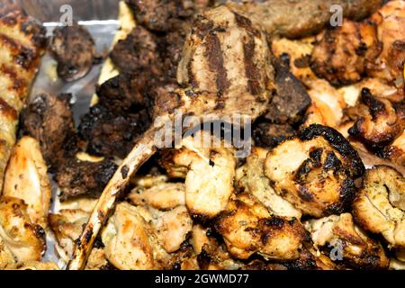 Nahaufnahme Bild Von Gegrilltem Huhn Und Hammelkabobs Im Nahost-Stil. Selektiver Fokus Stockfoto