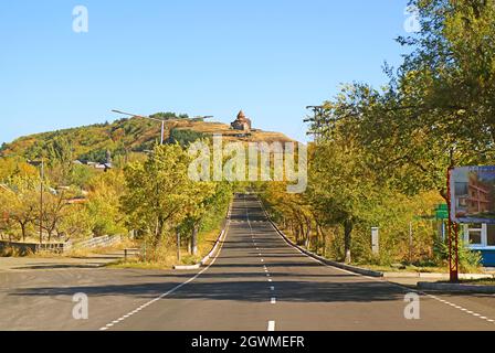 Eine Straße, die zum Klosterkomplex Sevanavank führt, einer der meistbesuchten touristischen Sehenswürdigkeiten Armeniens Stockfoto