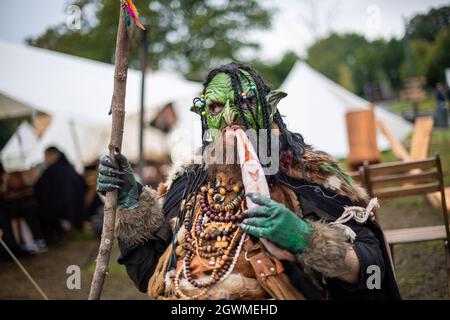 03. Oktober 2021, Nordrhein-Westfalen, Lüdinghausen: Auf einer Bank auf dem Gelände von Annotopia sitzt ein als Platz gekleideter Performer. Zahlreiche verkleidete Besucher wurden zum zweitägigen Fantasy-Festival erwartet. Foto: Lino Mirgeler/dpa Stockfoto